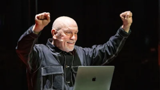 Llegó John Malkovich a Buenos Aires para actuar en "El infame Ramírez Hoffman" en una única función