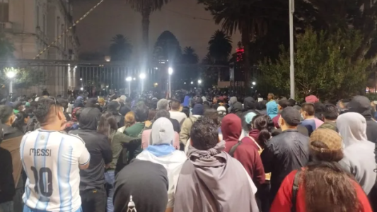 Conflicto salarial en la Policía de Jujuy: hubo incidentes frente a la Casa de Gobierno