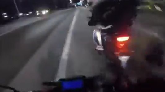 Violento asalto en Avellaneda: lo interceptaron a casi 100 km/h y le robaron la moto