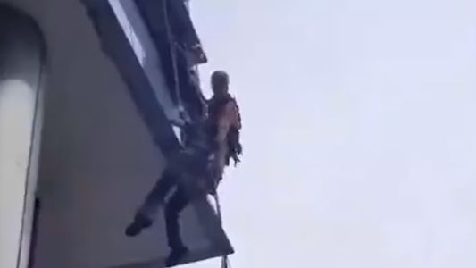 Un hombre que limpiaba vidrios en un edificio de Puerto Madero quedó atrapado en la altura durante el temporal