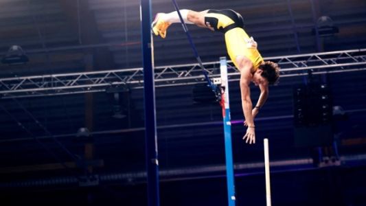 Armand Duplantis superó su propio récord mundial en salto con garrocha