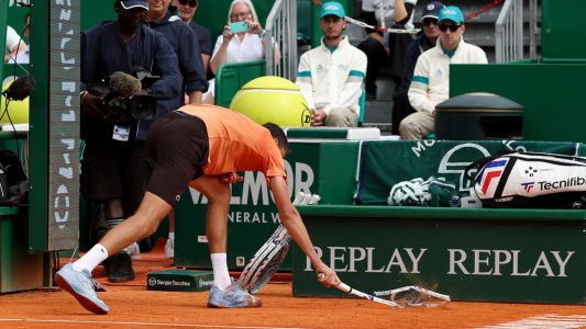 Ataque de furia en el Masters 1000 de Montecarlo: Medvedev golpeó seis veces su raqueta hasta destruirla
