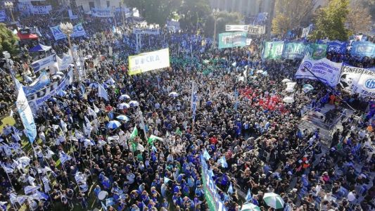La CGT llamó a ponerle “límites" al Gobierno de Milei en la marcha por el Día del Trabajador