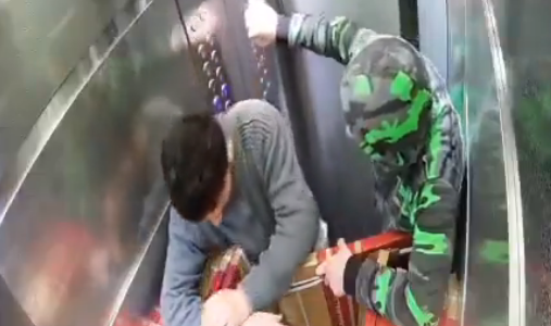 Transportaban baldosas, el ascensor cedió por el peso y cayó: dos heridos de gravedad