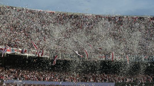 Prohíben tirar papelitos en los estadios porteños tras el incidente en el Superclásico