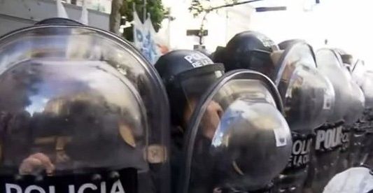 Incidentes entre la Policía y los manifestantes por la Ley de Glaciares: un detenido