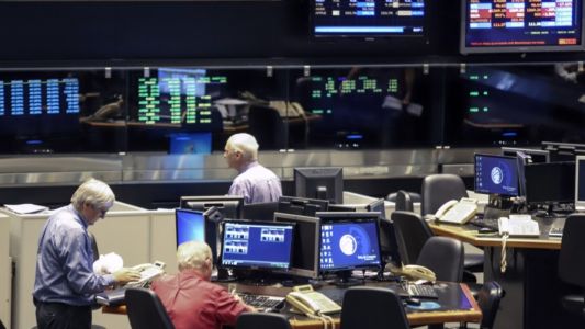 El riesgo país cae casi 10% y ronda los 550 puntos básicos tras la tregua entre EE.UU. e Irán