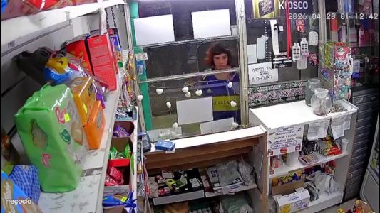 "Fernandito" a precio amigo: se quería llevar la bebida por $700 y rompió el vidrio ante la negativa de la cajera