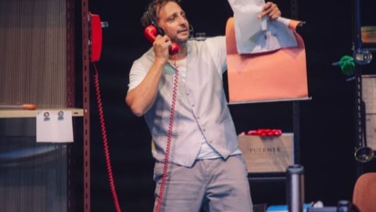 "Agotados": los 40 personajes de Ariel Staltari atienden un restaurante top los jueves en el Paseo La Plaza