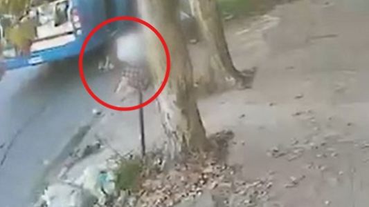 Un nene de 5 años fue arrastrado una cuadra por un colectivo en Villa Fiorito