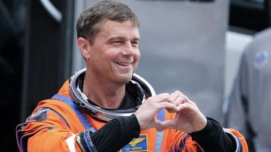 Nombran un cráter lunar en honor a la difunta esposa del comandante de Artemis II