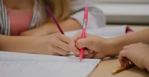 Cuáles son los requisitos para cobrar el refuerzo de Ayuda Escolar 2026