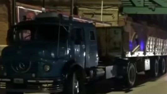 Un camión quedó trabado en un puente ferroviario y volcó su carga obstruyendo el tránsito