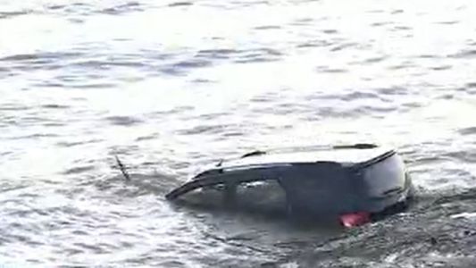 Pescadores rescataron a una mujer y a su hija tras caerse una camioneta al río