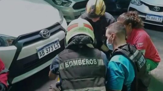 Un hombre cayó desde seis metros sobre un auto en Recoleta