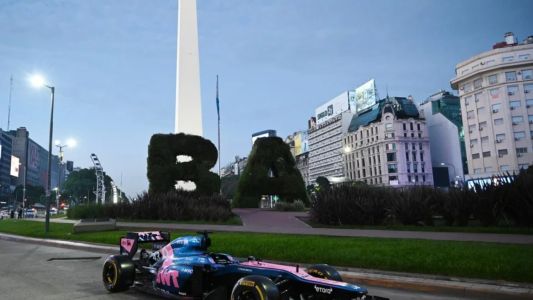 Presentaron en el Obelisco el Fórmula 1 que conducirá Colapinto en Palermo