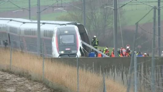 Trágico choque de un tren con camión en Francia: murió el maquinista y hay 27 heridos
