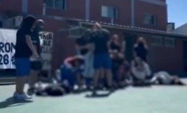 Polémica en El Palomar: alumnos simularon un fusilamiento para presentar su buzo de egresados