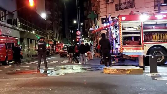Se incendió un edificio en Avenida Corrientes: hay al menos 10 heridos y un detenido