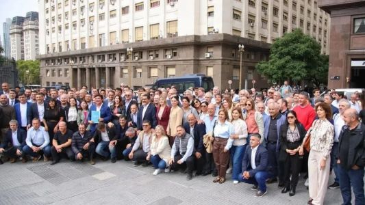 Intendentes encabezan una movilización a Capital Humano por fondos adeudados