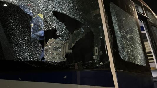 Barras chilenos atacaron a piedrazos los colectivos que trasladaban a hinchas de Boca