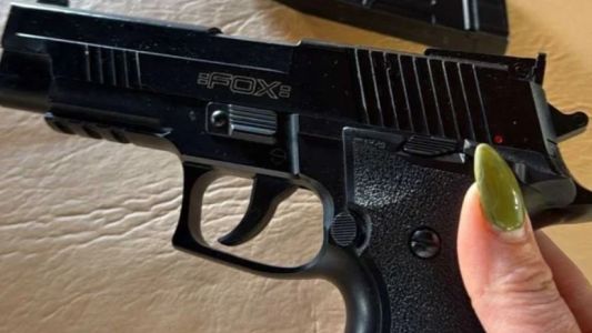 Un alumno entró con un arma a una escuela y le habría apuntado a sus compañeros