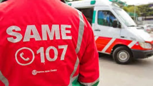 Un camionero se descompensó en Palermo, chocó y volcó: una joven fue atropellada