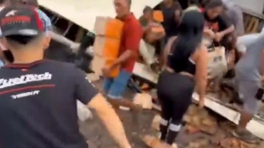 Volcó un camión en Mendoza y saquearon la carga: una influencer filmó el robo