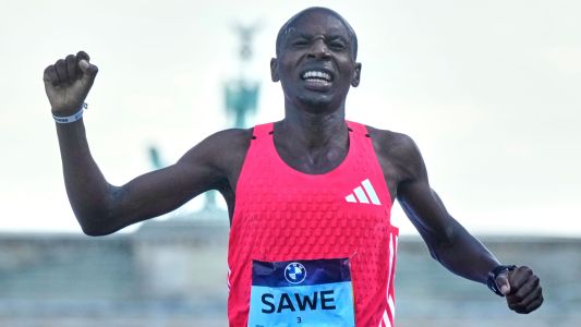 Sabastian Sawe, el primer hombre en correr un maratón en menos de dos horas