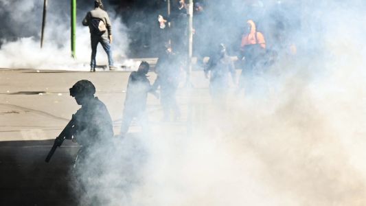 Nueva jornada de violencia en La Paz: choques entre la policía y manifestantes y bloqueos en la Sede del Gobierno