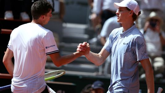 Batacazo en Roland Garros: Juan Manuel Cerúndolo eliminó a Jannik Sinner