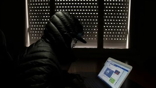 Generó imágenes íntimas con IA y quedó detenido: una decana de facultad fue denunciante