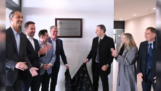 Adorni reapareció en una actividad de gobierno: participó en la inauguración de un centro automotriz