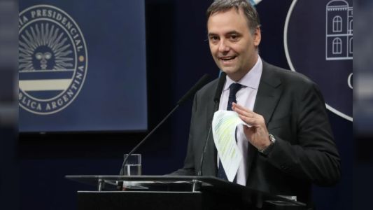 Adorni negó censura al periodismo y esquivó preguntas sobre sus viajes y la compra de inmuebles