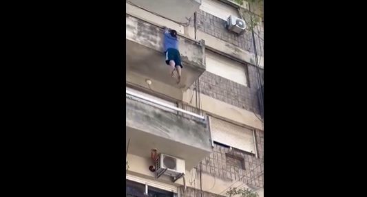 Milagro en Rosario: un hombre cayó de un cuarto piso y se salvó tras impactar contra un patrullero