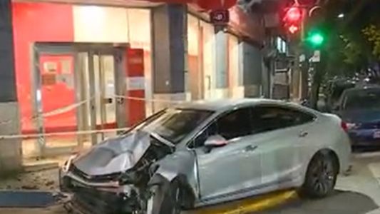 Tiene 18 años, manejaba alcoholizado y chocó contra un banco en pleno Palermo