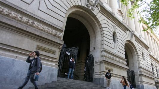 Los alumnos del Colegio Nacional de Buenos Aires reactivaron la medida de fuerza al término del turno noche