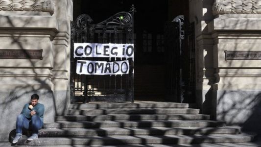Levantaron la toma en el Colegio Nacional Buenos Aires, pero se mantiene el conflicto en el Carlos Pellegrini