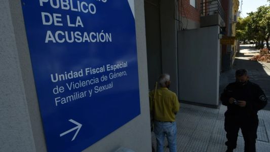 Estaba en libertad condicional y fue condenado por golpear y amenazar a su hija con un cuchillo