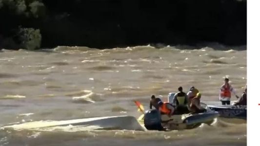 Tensión en la Fiesta del Surubí: una lancha dio una vuelta de campana ante miles de personas al ser embestida