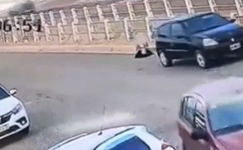 Se olvidó el freno de mano y fue atropellada por su propio auto: el video