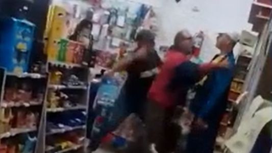 Le pegaron porque no pagó unas salchichas que se llevó: todo ocurrió delante de su pequeño hijo