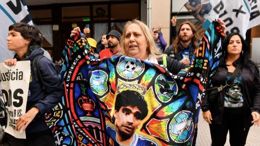 Maradona presentó una “cirrosis hepática” y tenía “edema” en el cerebro, según los médicos