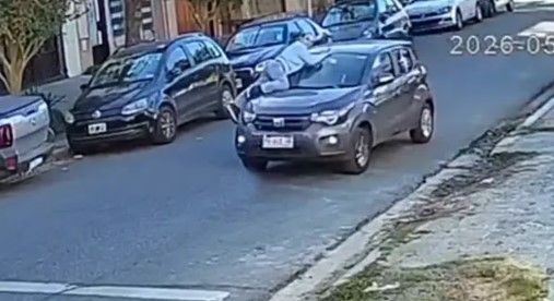 Ramos Mejía: una mujer fue hospitalizada tras subirse al capot de su auto para impedir que se lo roben