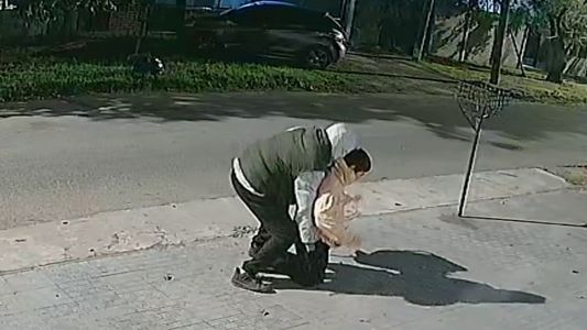 Cruel robo a un niño que iba a la escuela: el delincuente lo obligó a arrodillarse y sacarse el abrigo