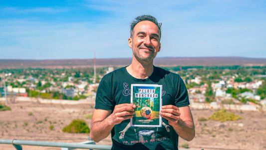 Desembarca en España la novela negra "Pelota Manchada" sobre el vínculo entre fútbol, cultura y poder