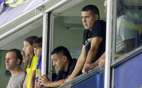 Riquelme se emocionó con un homenaje de futbolistas brasileños y les envió camisetas firmadas