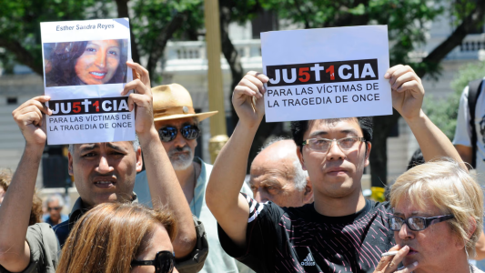 Familiares de las víctimas de la Tragedia de Once repudiaron la prisión domiciliaria de De Vido
