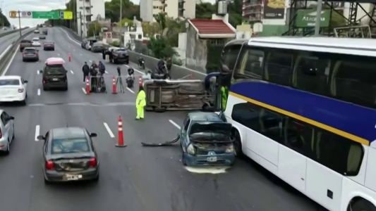 Choque múltiple en la Autopista 25 de Mayo: tres personas heridas
