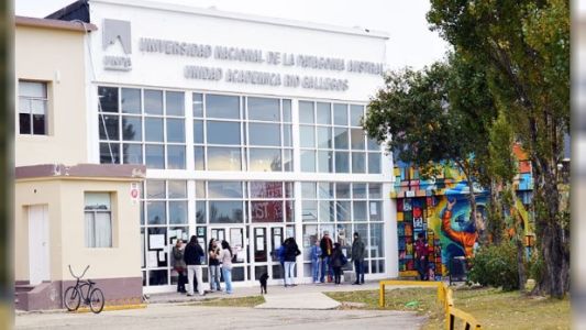 Horror en una universidad de Río Gallegos: un trabajador apuñaló a un alumno